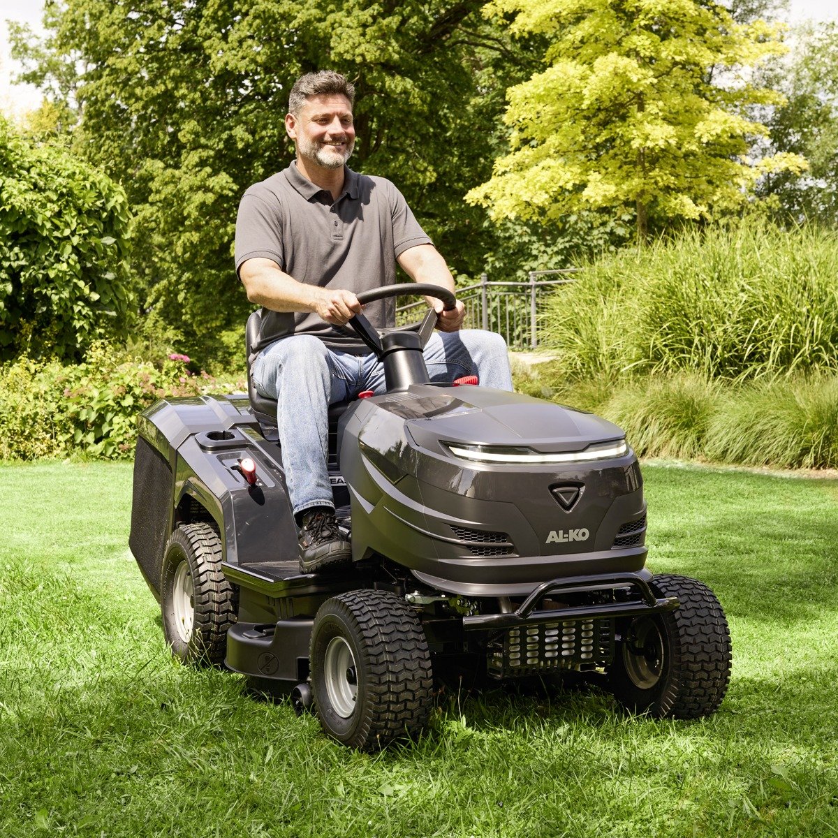 AL-KO Easy 13-86.6 M-A Petrol Rear Collect Lawn Tractor in use