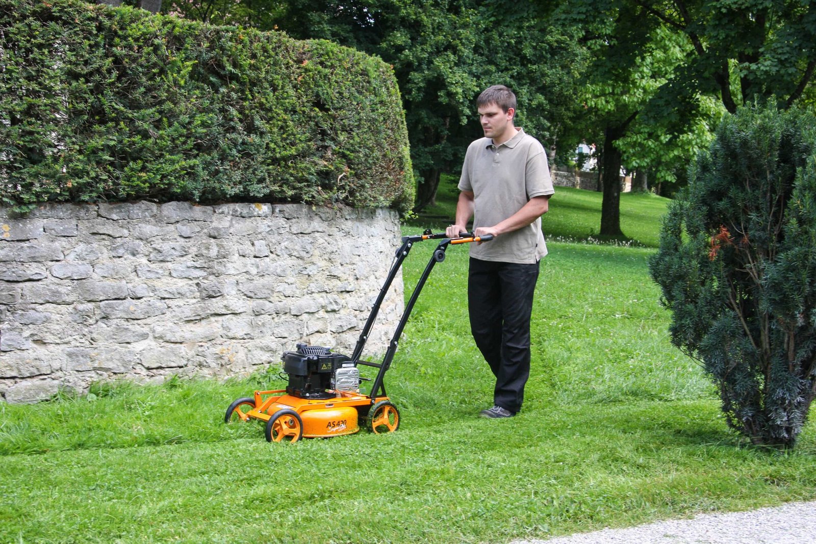 AS 420 ProClip 4T Compact Mulching Mower - Image 2