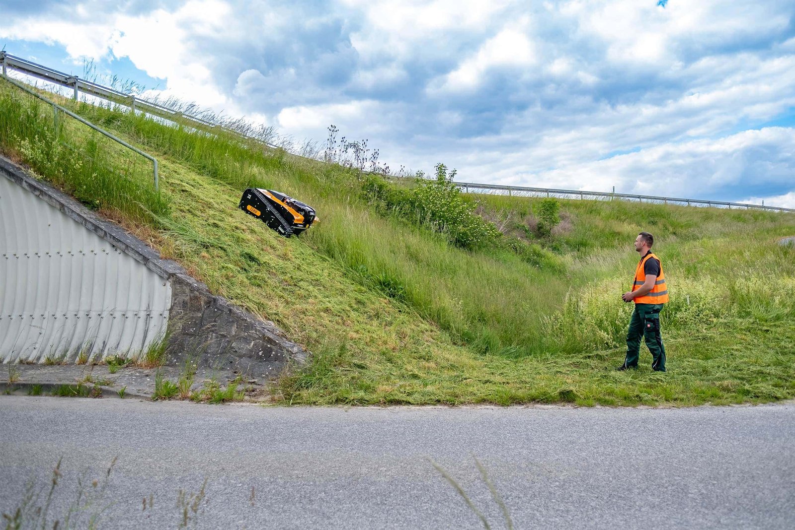 AS 990 Tahr RC Remote-Controlled Crawler Slope Mower - Image 6