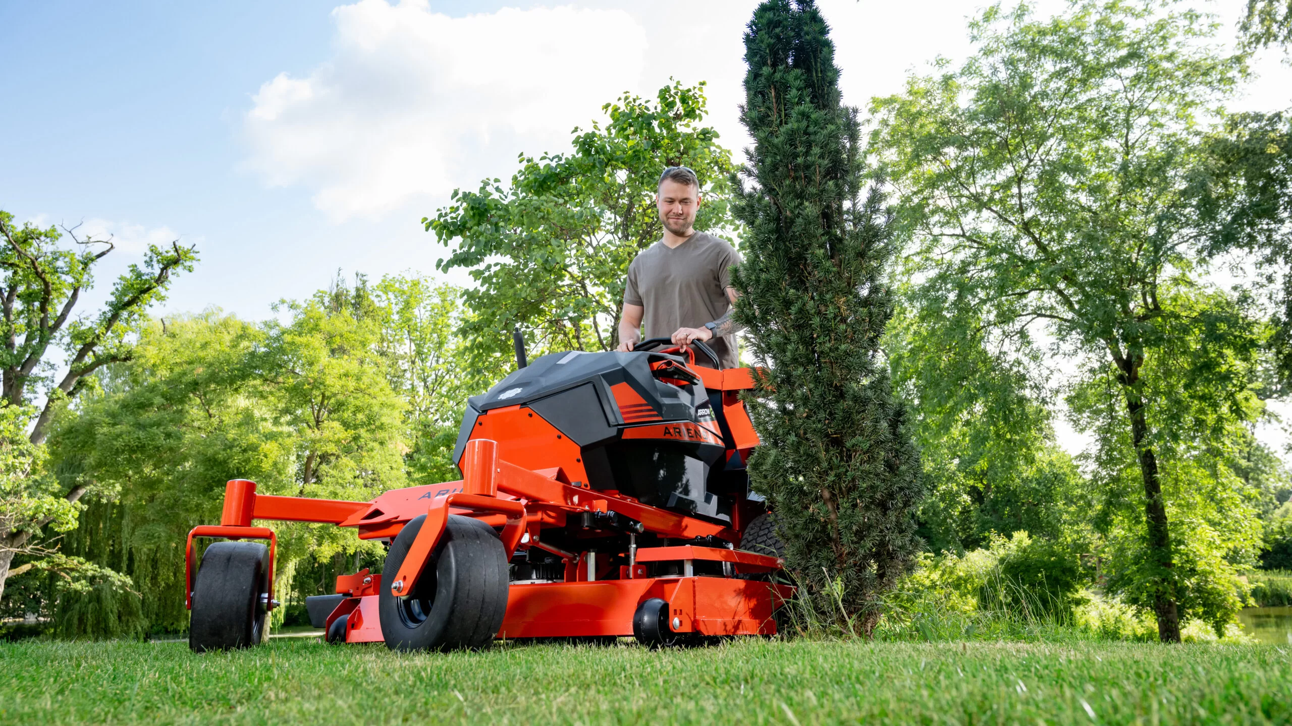 Ariens ARROW E 52R Battery Zero-Turn Mower - Image 2
