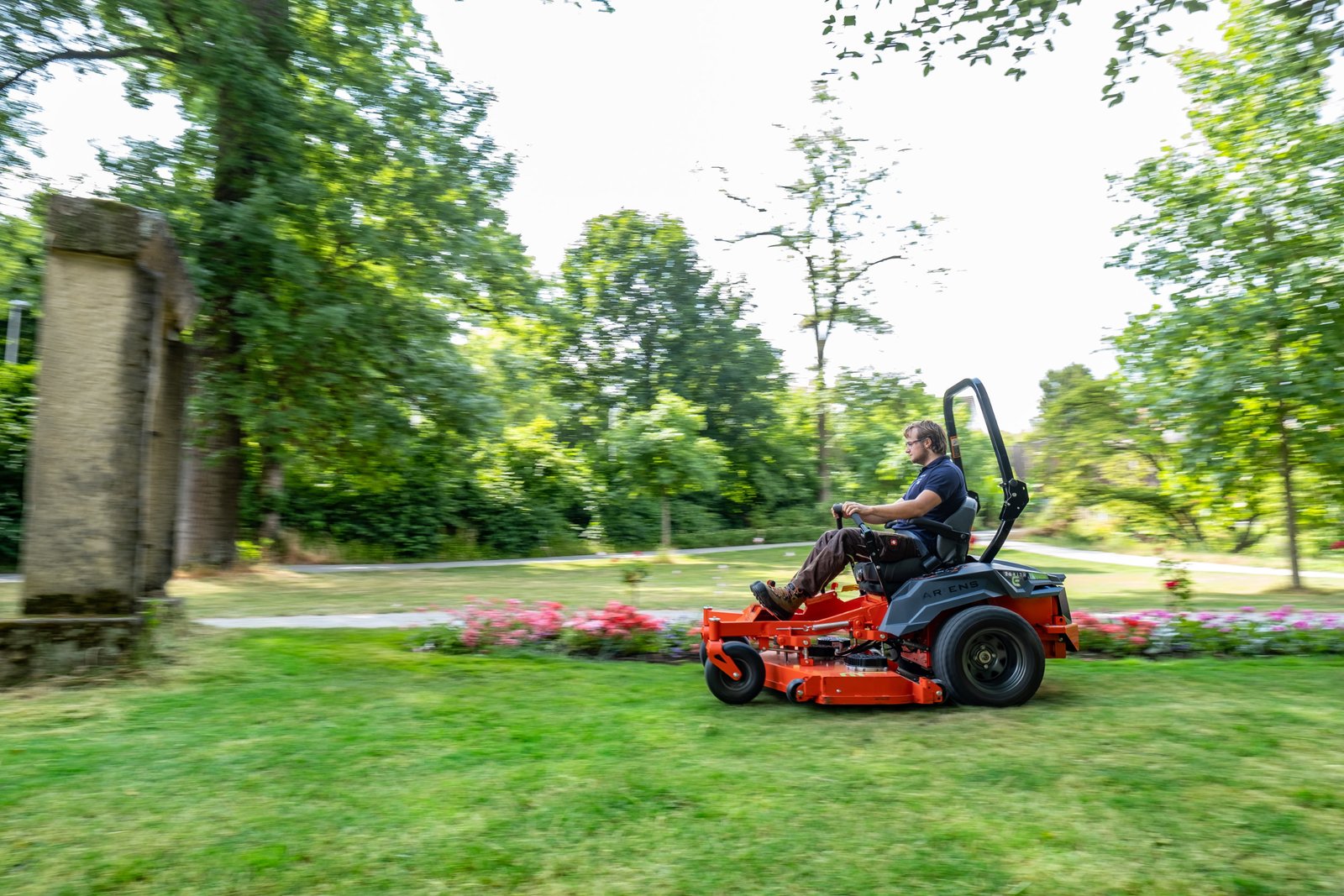 Ariens ZENITH E 60 Battery Zero-Turn Mower - Image 2