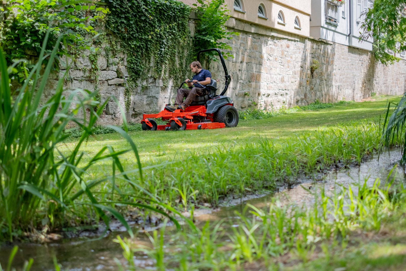 Ariens ZENITH E 60 Battery Zero-Turn Mower - Image 3