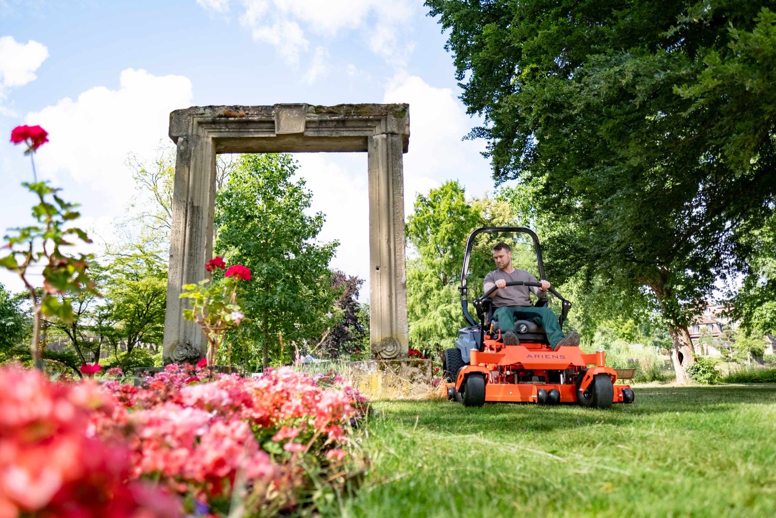 Ariens ZENITH E 60R Battery Zero-Turn Mower - Image 2