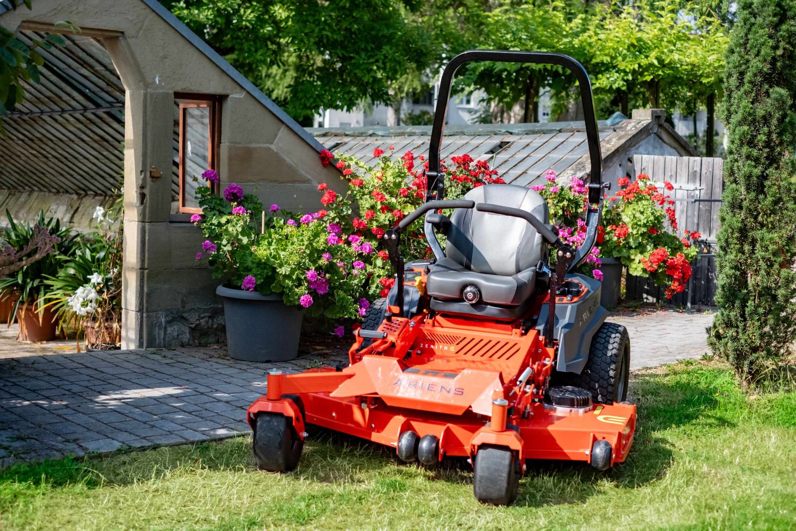 Ariens ZENITH E 60R Battery Zero-Turn Mower - Image 4