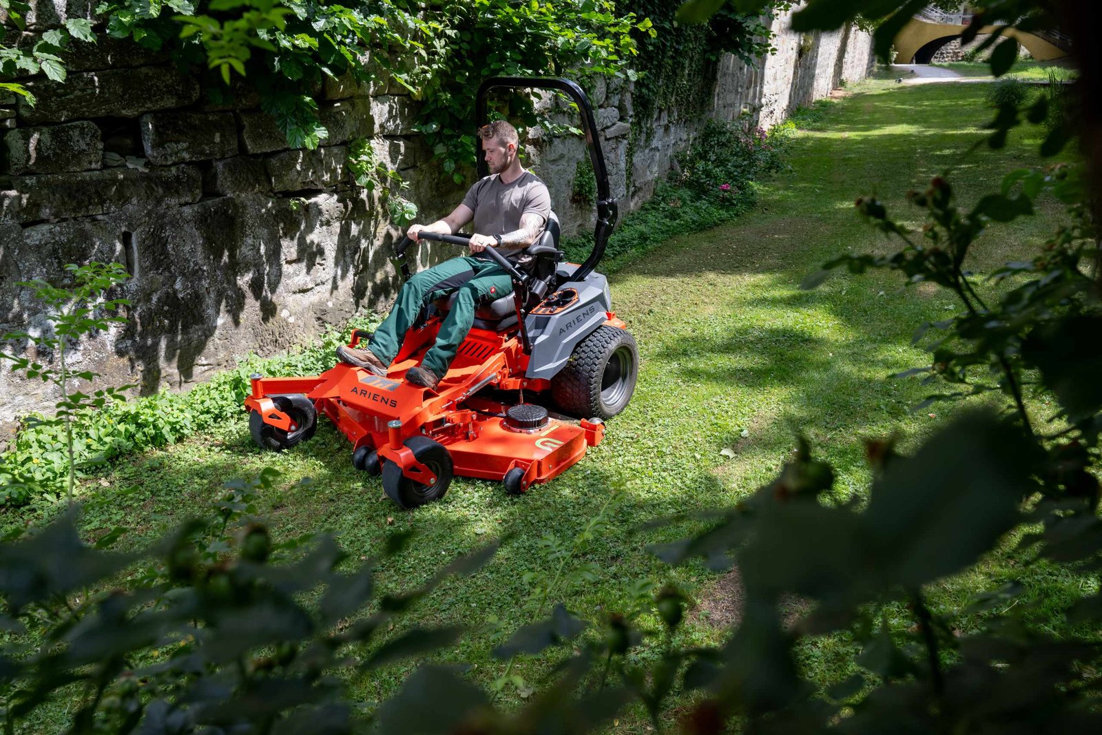 Ariens ZENITH E 60R Battery Zero-Turn Mower - Image 5