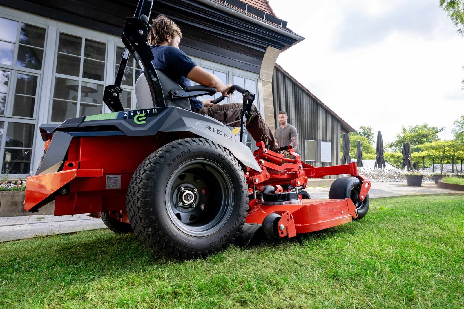 Ariens ZENITH E 60R Battery Zero-Turn Mower - Image 6